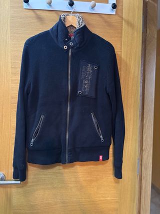 Chaqueta negra con cremallera y forro