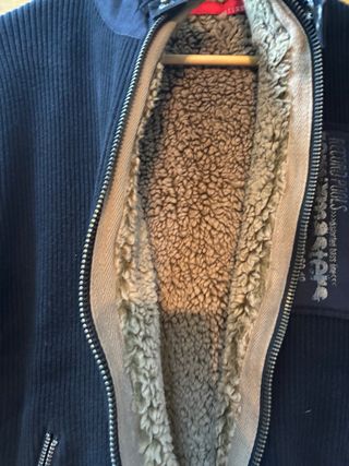 Chaqueta negra con cremallera y forro