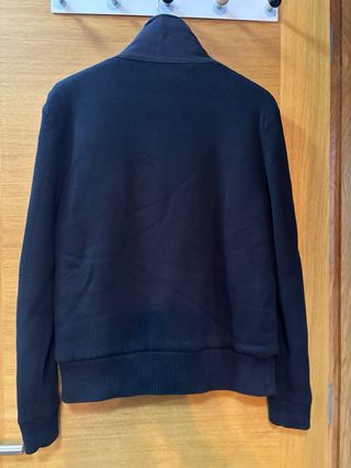 Chaqueta negra con cremallera y forro