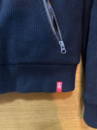 Chaqueta negra con cremallera y forro