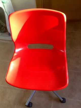Silla de estudio roja y gris