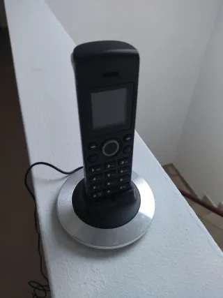 Teléfono fijo inalámbrico negro y plateado