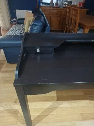 Escritorio negro con cajones