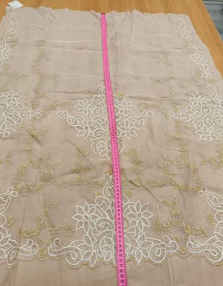 Delantal fallera seda bordado blanco y oro, lent.