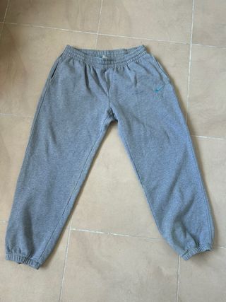 Pantalón Nike Gris