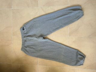 Pantalón Nike Gris