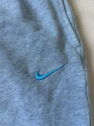 Pantalón Nike Gris