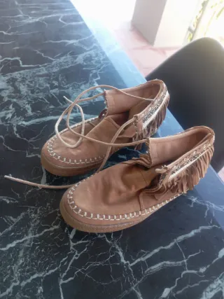 Mocasines de ante con flecos y abalorios