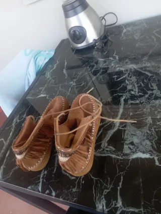 Mocasines de ante con flecos y abalorios