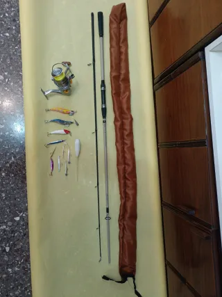 Caña de pescar, carrete y señuelos