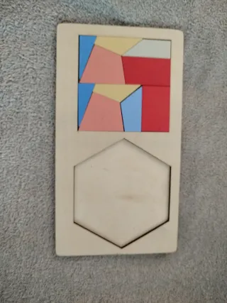 Puzzle de madera con piezas de colores