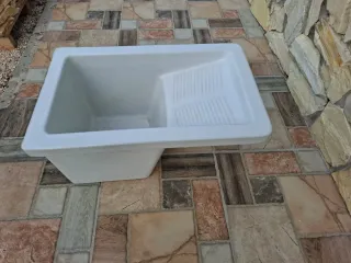 Pila de lavar blanca