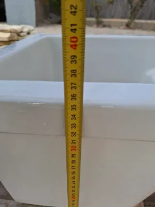 Pila de lavar blanca