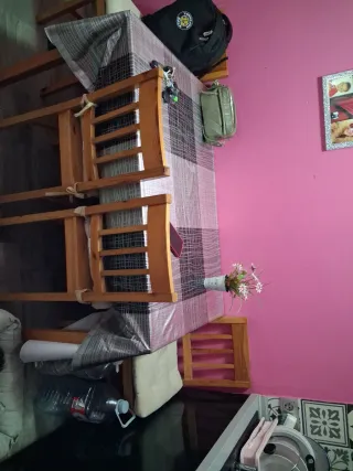 Mesa y 4 Sillas de Comedor