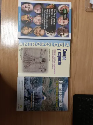 Tres libros de primero de Antropología de la UNED