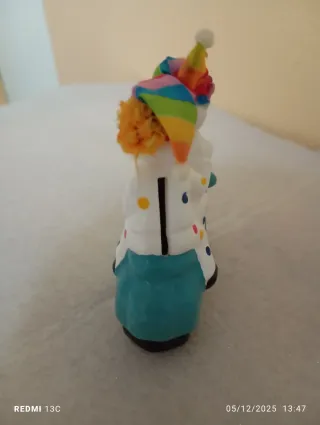 Statuetta due clown su scooter