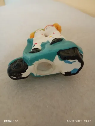 Statuetta due clown su scooter