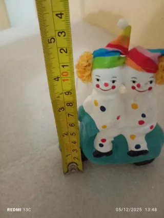 Statuetta due clown su scooter