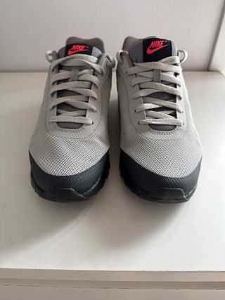 Nike Air Talla 43 Gris/Rojo