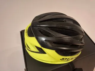 Casco de Bicicleta Giro Amarillo y Negro