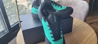 Zapatillas Oakley Negras y Turquesa