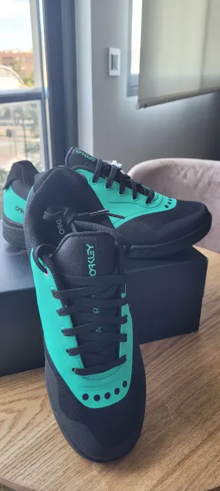 Zapatillas Oakley Negras y Turquesa