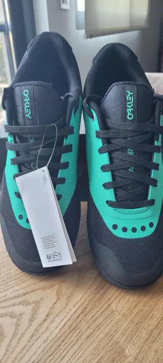 Zapatillas Oakley Negras y Turquesa