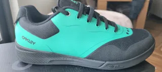 Zapatillas Oakley Negras y Turquesa