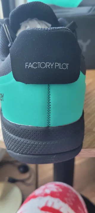 Zapatillas Oakley Negras y Turquesa