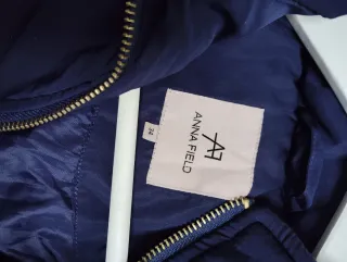 Chaqueta larga azul marino con capucha