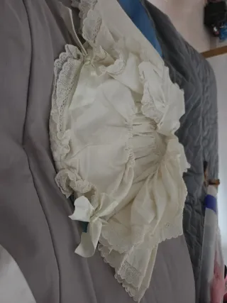 Vestido blanco con lazo azul