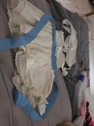 Vestido blanco con lazo azul