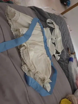 Vestido blanco con lazo azul