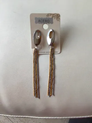Pendientes largos dorados y plateados