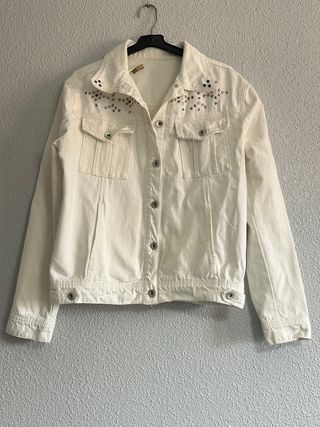 Chaqueta vaquera blanca con tachuelas