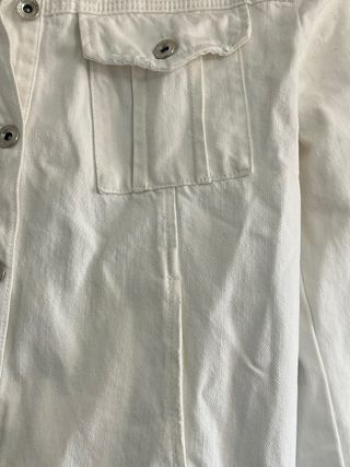 Chaqueta vaquera blanca con tachuelas