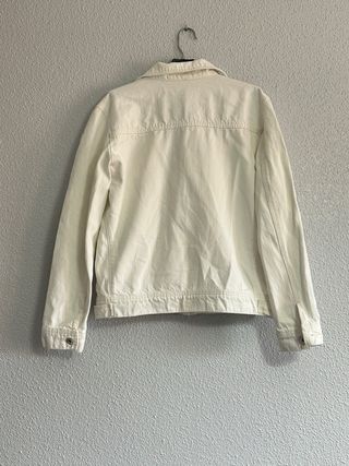 Chaqueta vaquera blanca con tachuelas