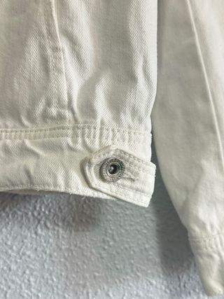 Chaqueta vaquera blanca con tachuelas