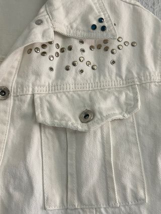 Chaqueta vaquera blanca con tachuelas