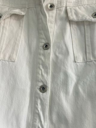 Chaqueta vaquera blanca con tachuelas