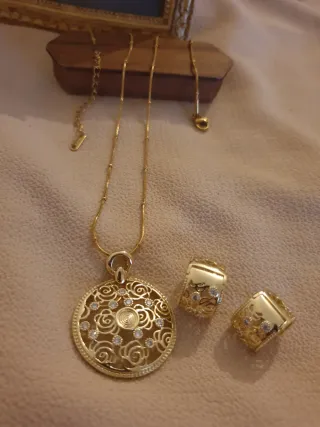 Conjunto de collar y pendientes chapados en oro