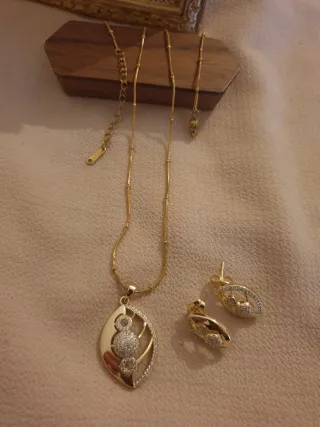 Conjunto de collar y pendientes chapados en oro