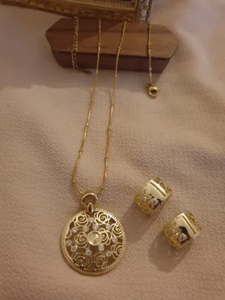 Conjunto de collar y pendientes chapados en oro