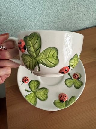 Taza y platito con mariquitas y tréboles