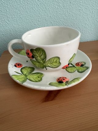 Taza y platito con mariquitas y tréboles