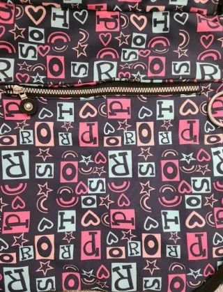 Mochila con estampado de letras y corazones