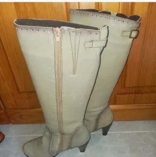 Botas muje como nuevas, se pueden recoger en Naval