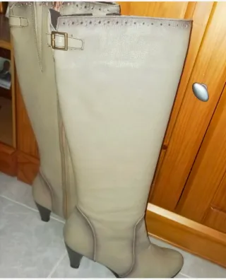 Botas muje como nuevas, se pueden recoger en Naval