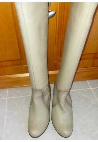 Botas muje como nuevas, se pueden recoger en Naval