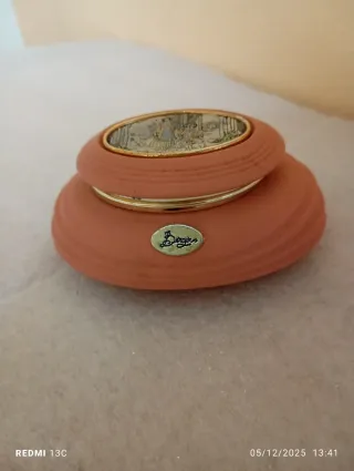 Piccolo porta oggetti decorato